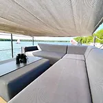 보트호텔 Hausboot Traumzeitboot Jutta - Exklusiver Festlieger In Perfekter Lage Am Scharmuetzelsee