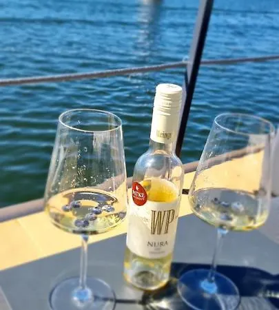 Bådhotel Hausboot Traumzeitboot Jutta - Exklusiver Festlieger In Perfekter Lage Am Scharmuetzelsee