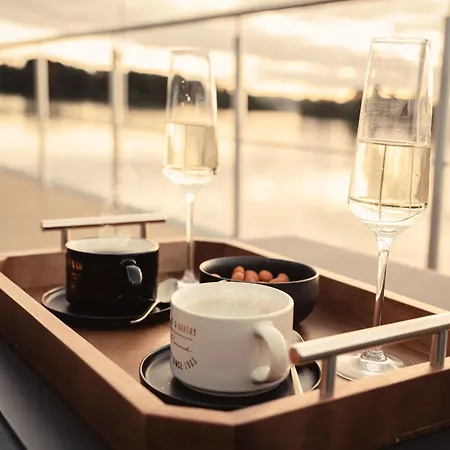 Traumzeitboot Jutta - Exklusiver Festlieger In Perfekter Lage Am Scharmuetzelsee * Bad Saarow