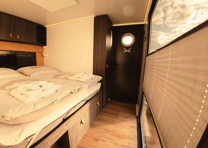 Traumzeitboot Jutta - Exklusiver Festlieger In Perfekter Lage Am Scharmuetzelsee بوتيل